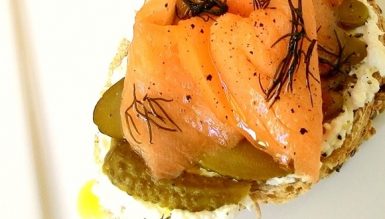 Sanduíche aberto de salmão defumado com pepino em conserva e creme cítrico