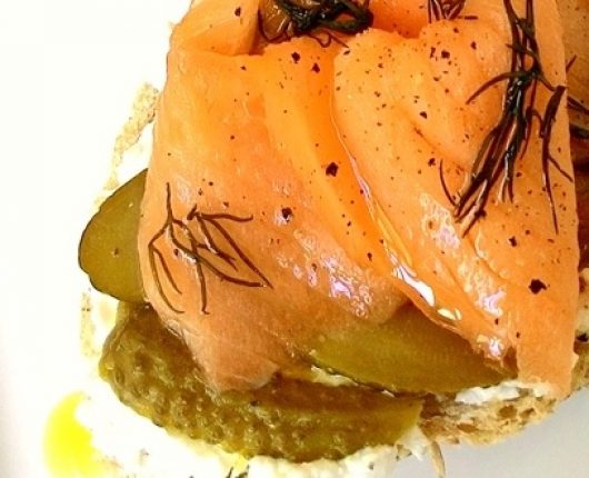 Sanduíche aberto de salmão defumado com pepino em conserva e creme cítrico