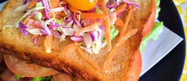 Sanduíche BLT (com bacon, alface e tomate)