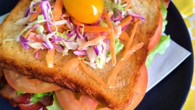 Sanduíche BLT (com bacon, alface e tomate)
