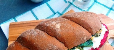 Sanduíche de pasta de beterraba com castanhas, queijo cremoso, pesto e rúcula