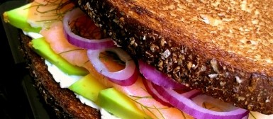 Sanduíche de salmão defumado com abacate