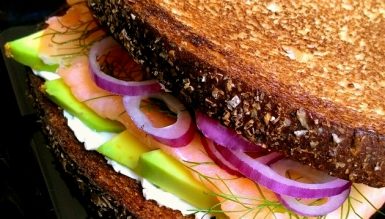 Sanduíche de salmão defumado com abacate