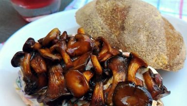 Sanduíche de shimeji com coleslaw