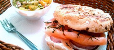 Sanduíche de salmão defumado e cream cheese (Lachs-Sandwich mit Frischkäse)