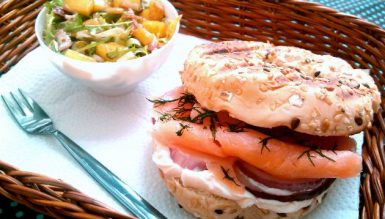 Sanduíche de salmão defumado e cream cheese (Lachs-Sandwich mit Frischkäse)