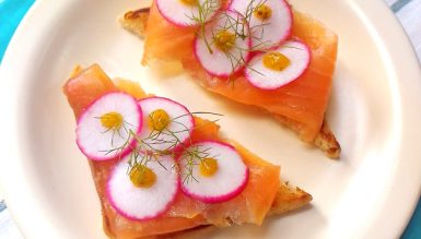 Sanduíche de salmão curado com rabanete e molho de mostarda