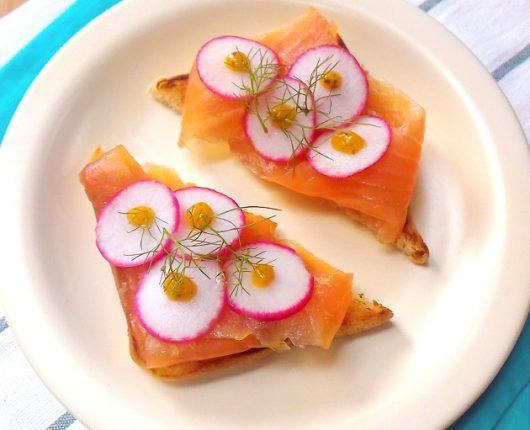 Sanduíche de salmão curado com rabanete e molho de mostarda