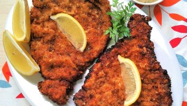 Schnitzel (filé de porco empanado em farelo de pão)
