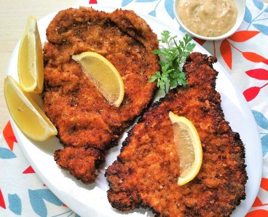 Schnitzel (filé de porco empanado em farelo de pão)