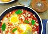 Shakshuka a la Norma (ovos no molho com berinjela e ricota)