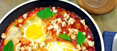 Shakshuka a la Norma (ovos no molho com berinjela e ricota)