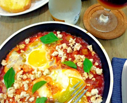 Shakshuka a la Norma (ovos no molho com berinjela e ricota)