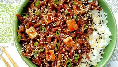 Shimeji, brotos de bambu e tofu com molho de gengibre