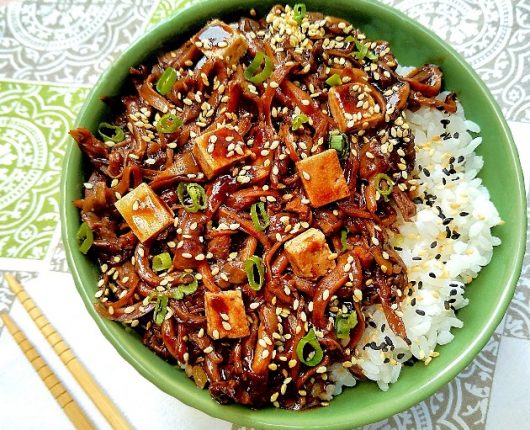 Shimeji, brotos de bambu e tofu com molho de gengibre