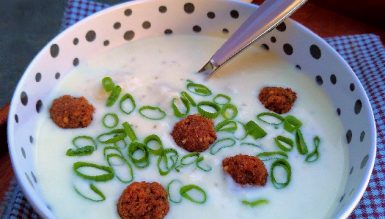 Receita de shishbarak (sopa de iogurte fresco com capelete)