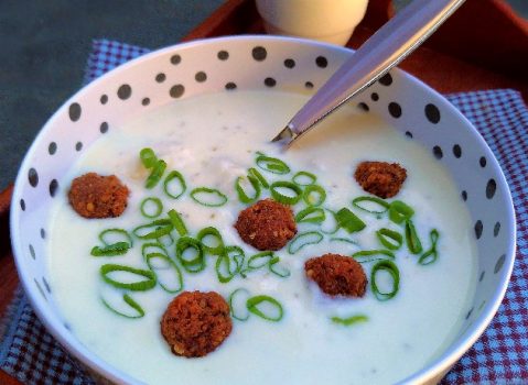 Receita de shishbarak (sopa de iogurte fresco com capelete)
