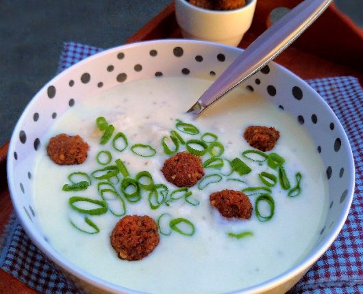 Receita de shishbarak (sopa de iogurte fresco com capelete)