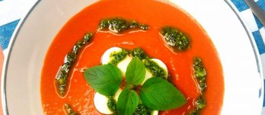 Sopa caprese (de tomate e muçarela com molho pesto)