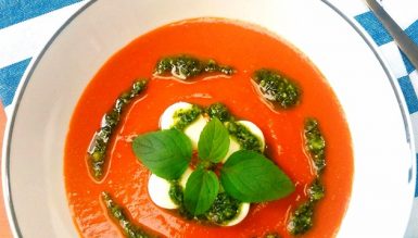 Sopa caprese (de tomate e muçarela com molho pesto)