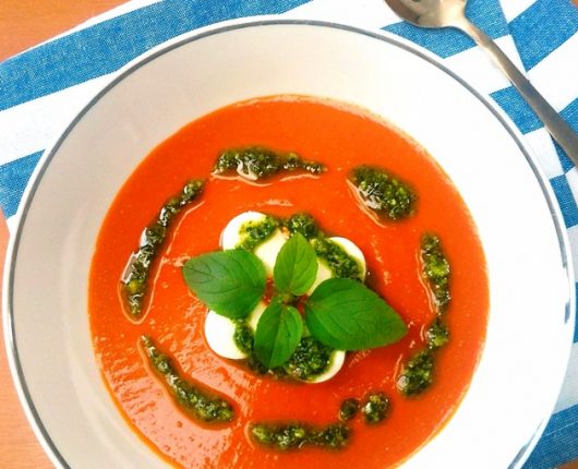 Sopa caprese (de tomate e muçarela com molho pesto)