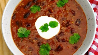 Sopa chilli con carne (com tomate, carne moída, feijão e cerveja)
