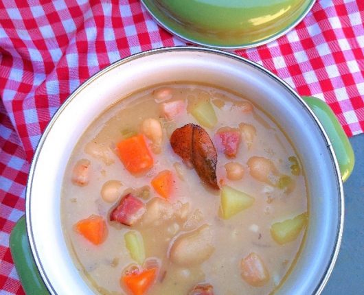 Sopa de feijão branco com legumes