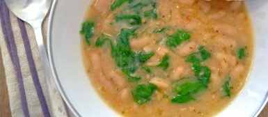 Sopa de feijão branco com espinafre
