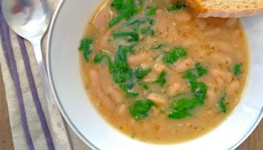 Sopa de feijão branco com espinafre