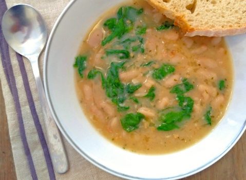 Sopa de feijão branco com espinafre