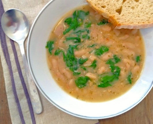 Sopa de feijão branco com espinafre