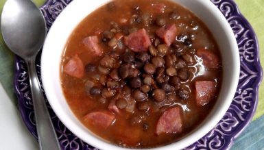 Sopa de lentilhas com linguiça defumada