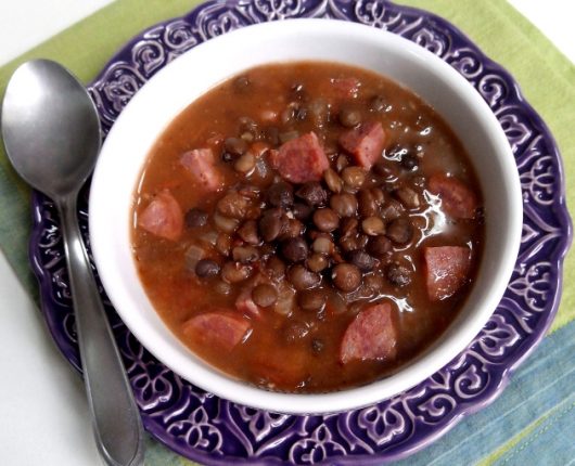 Sopa de lentilhas com linguiça defumada