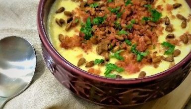 Sopa de milho com crocante de girassol e farofa de bacon