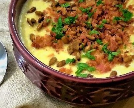 Sopa de milho com crocante de girassol e farofa de bacon