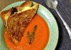 Sopa de tomate assado com queijo quente