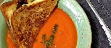 Sopa de tomate assado com queijo quente