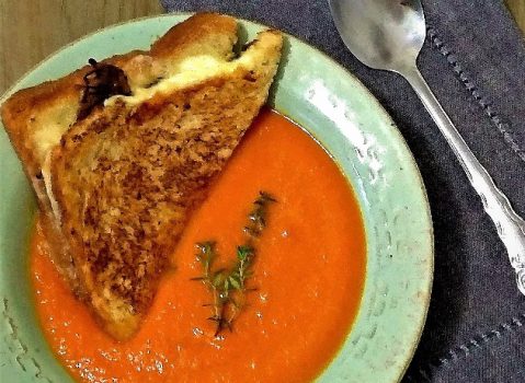 Sopa de tomate assado com queijo quente