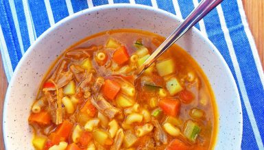Sopa de frango com legumes e macarrãozinho
