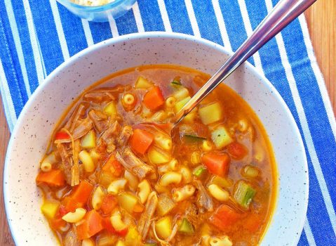 Sopa de frango com legumes e macarrãozinho
