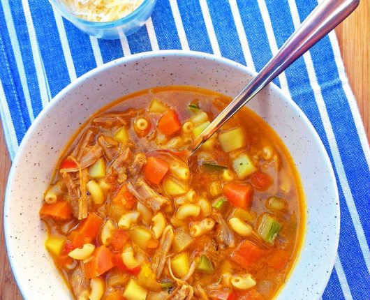 Sopa de frango com legumes e macarrãozinho