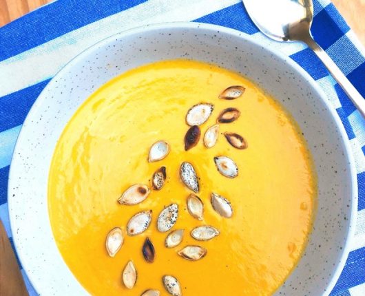 Sopa light de abóbora com leite de coco