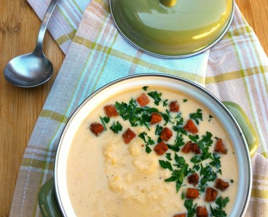 Sopa cremosa de milho verde com bacon