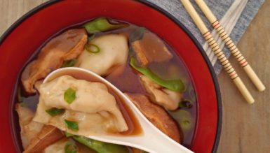 Sopa oriental com guioza