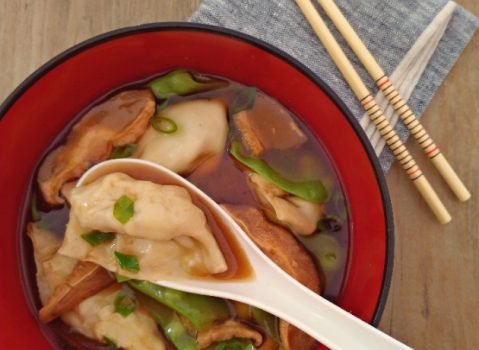 Sopa oriental com guioza