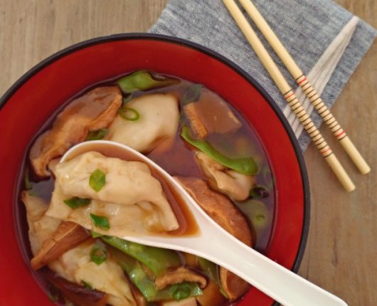 Sopa oriental com guioza