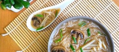 Sopa oriental de cogumelos com macarrão bifum