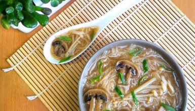 Sopa oriental de cogumelos com macarrão bifum