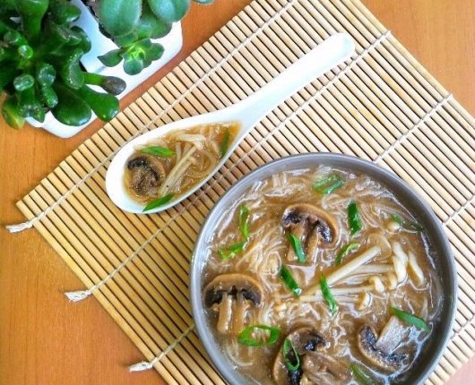 Sopa oriental de cogumelos com macarrão bifum