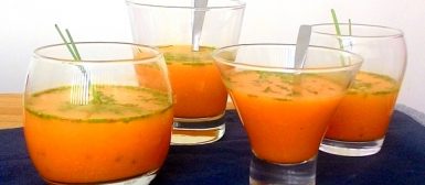 Sopinha fria de cenoura e tangerina no copo